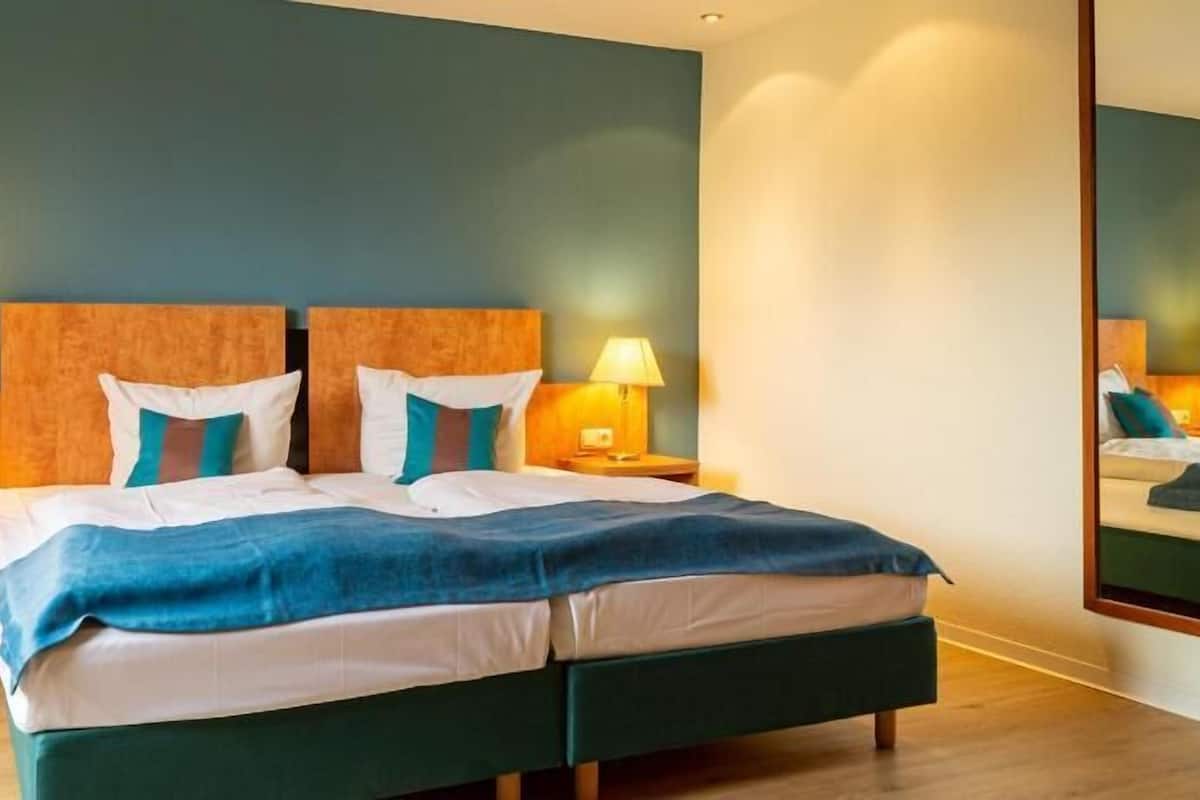 ميني بار وخزنة داخل الغرفة ومكتب وستائر تعتيم