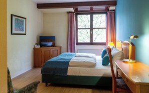 Standard Double Room | Minibar, in-room safe, desk, blackout drapes - Trip Inn Bristol Hotel (Mainz)