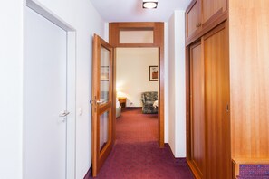 Minibar, Zimmersafe, Schreibtisch, Verdunkelungsvorhänge