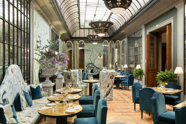 Dinner served, Regional cuisine, alfresco dining 