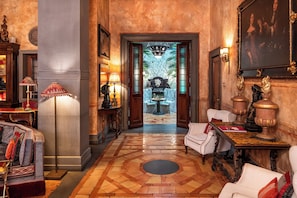 Lobby lounge