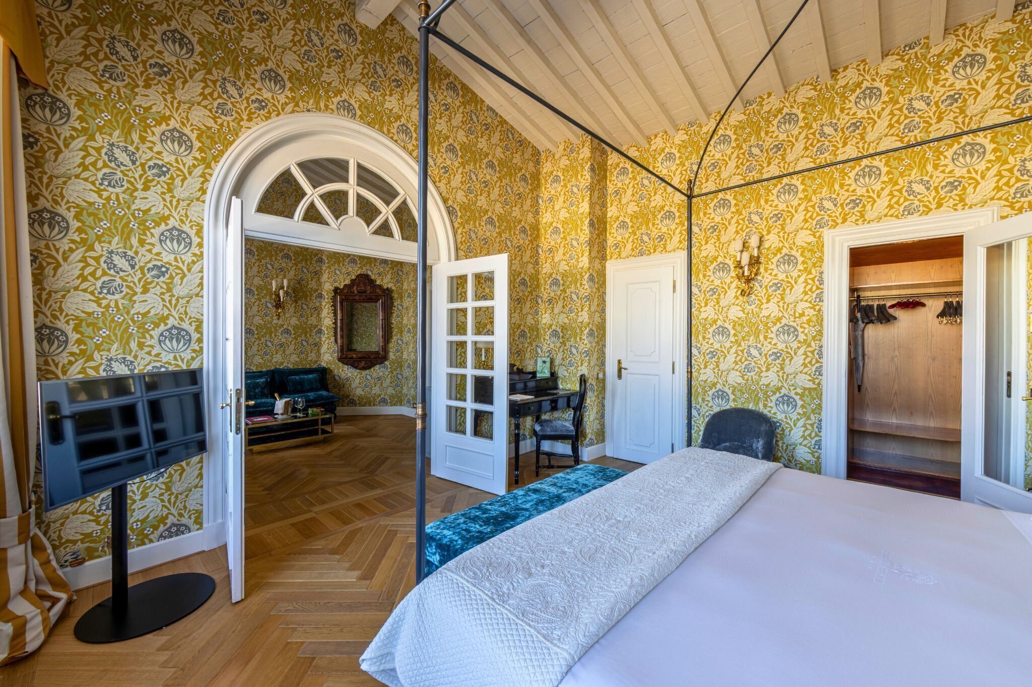 Un dormitorio con cama, escritorio y armario.