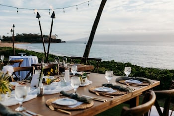 2 restaurants, breakfast served at Royal Lahaina Resort & Bungalows