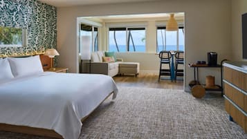 Bungalow Junior Suite Oceanfront | Premium bedding, in-room safe, desk, laptop workspace