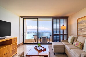 Kaliteli yatak takımı, odada kasa, masa