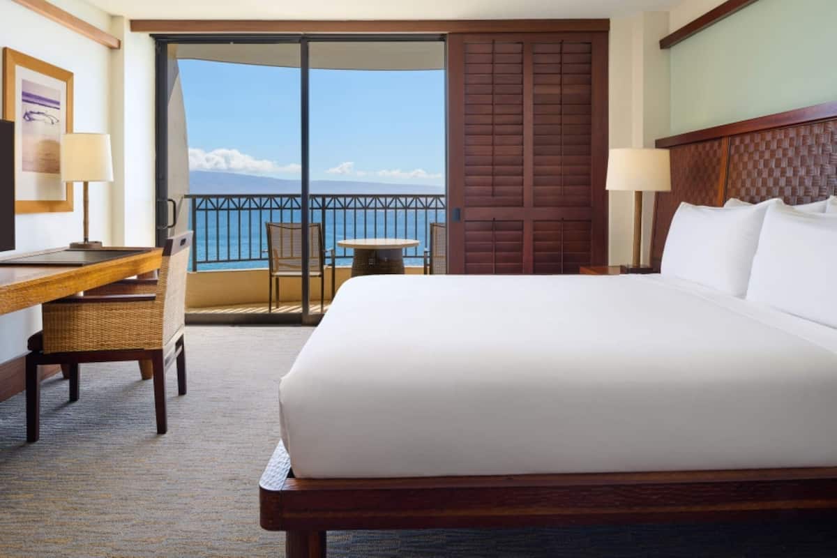 Premium bedding, in-room safe, desk, laptop workspace