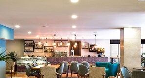 Desayuno buffet (EUR 12 por persona) 