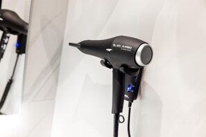 Minibar, caja de seguridad en la habitación y escritorio 