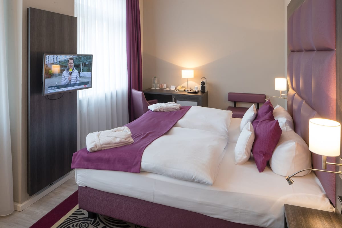 Chambre Standard double | Literie hypoallergénique, lit avec matelas à plateau-coussin