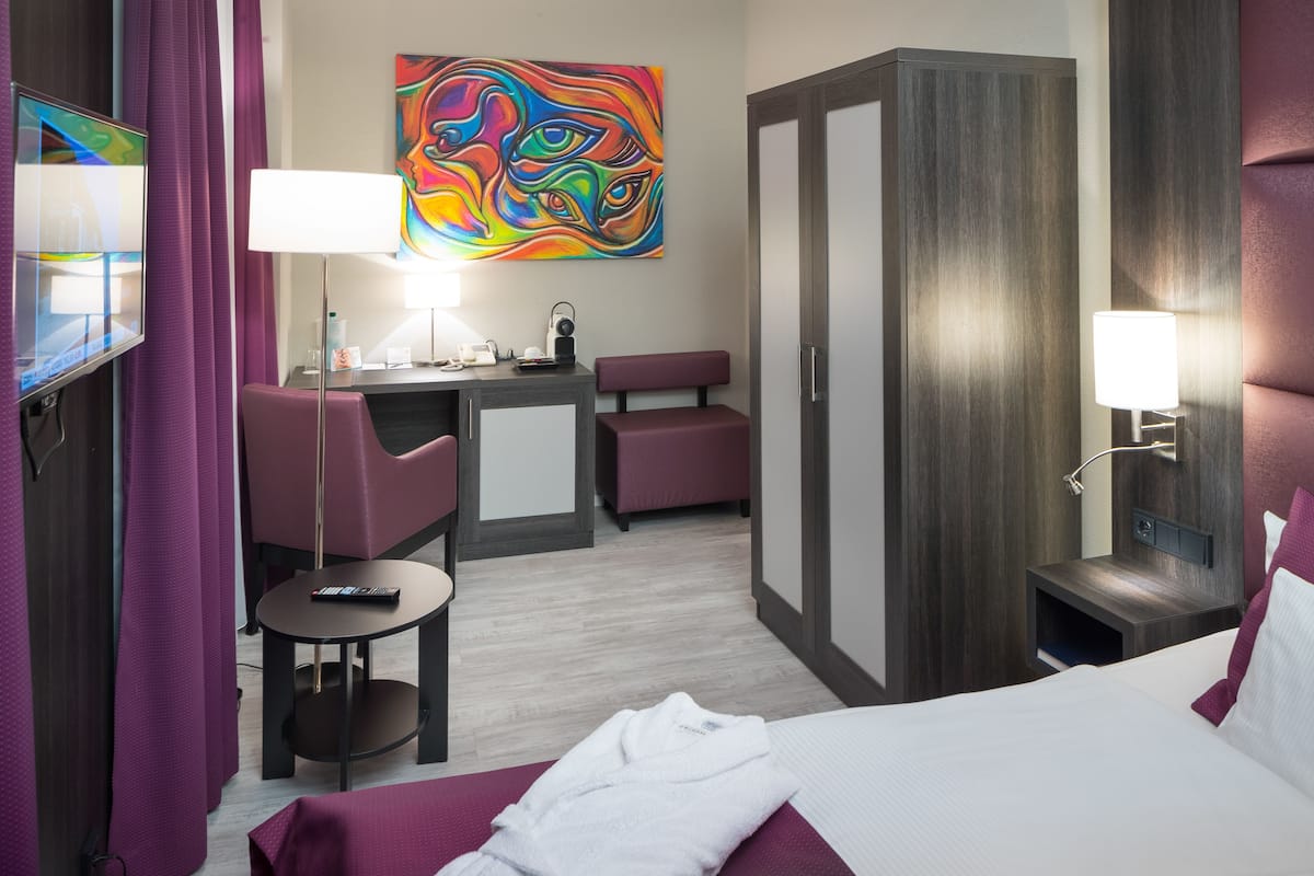 Chambre simple Confort | Literie hypoallergénique, lit avec matelas à plateau-coussin