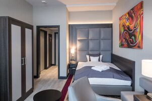 客房 | 防过敏的被褥、加厚床垫、客房内保险箱、办公桌