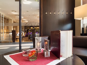 2 bars/lounges