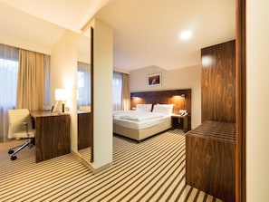 Premium Double Room | Hypo-allergenic bedding, minibar, in-room safe, desk