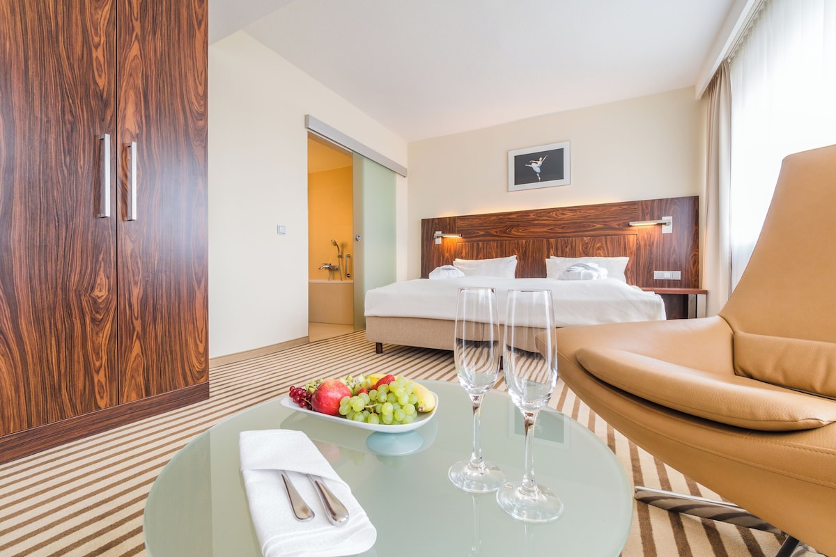Superior Zimmer Opernblick | Hypo-allergenic bedding available, minibar, in-room safe, desk