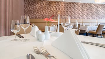 2 restaurants, breakfast, dinner, brunch served; local cuisine
