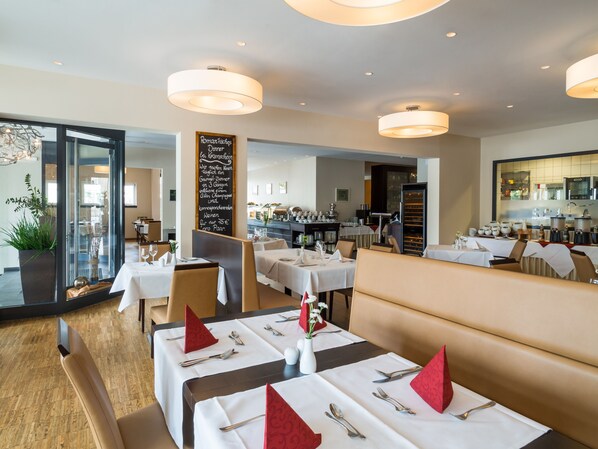 2 restaurants, breakfast, dinner, brunch served; local cuisine 