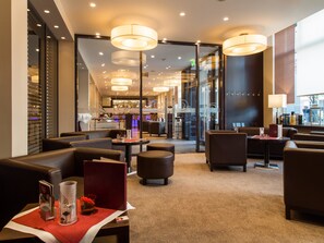 2 bars/lounges