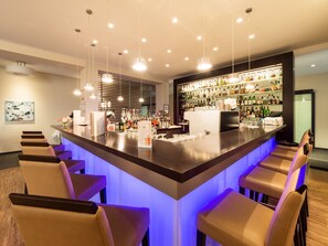 2 bars/lounges