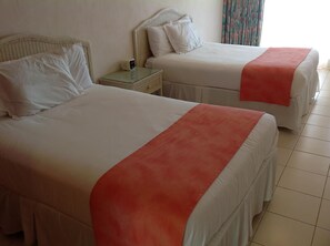 Lit avec matelas Tempur-Pedic, fer et planche à repasser