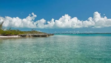 Nära stranden och vit sandstrand