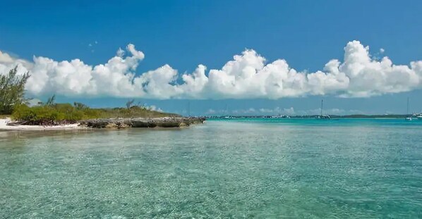 Playa en los alrededores y playa de arena blanca 