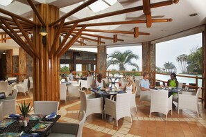 3 bars/lounges, poolside bar