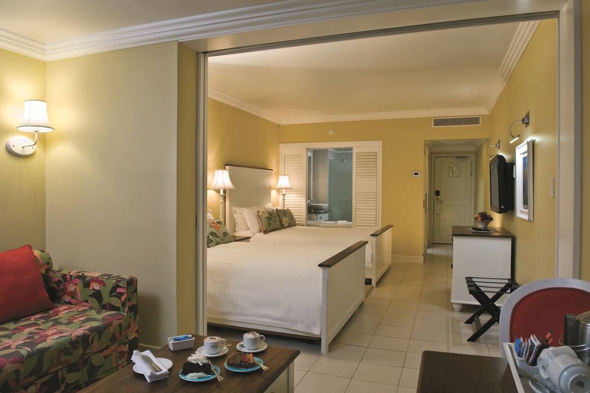 Minibar, in-room safe, desk, cribs (free)