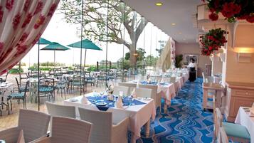 3 restaurants, breakfast, dinner served; Chinese cuisine