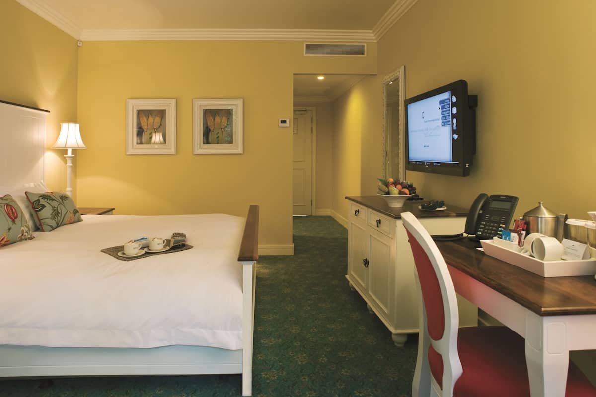 Minibar, in-room safe, desk, cribs (free)