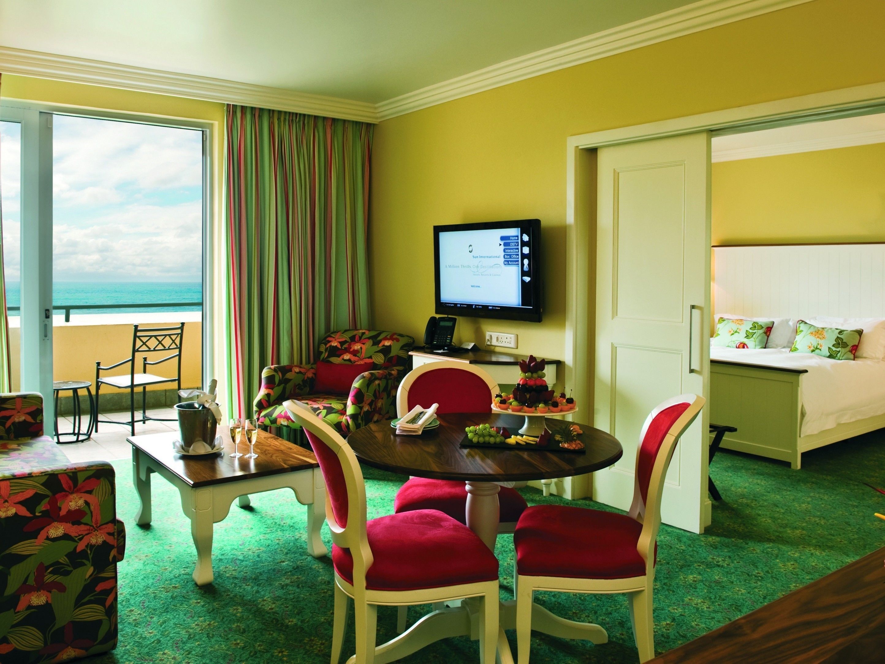 Superior Luxury Suite | Essbereich im Zimmer
