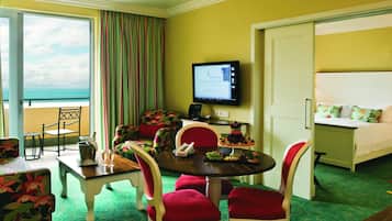Superior Luxury Suite | Essbereich im Zimmer