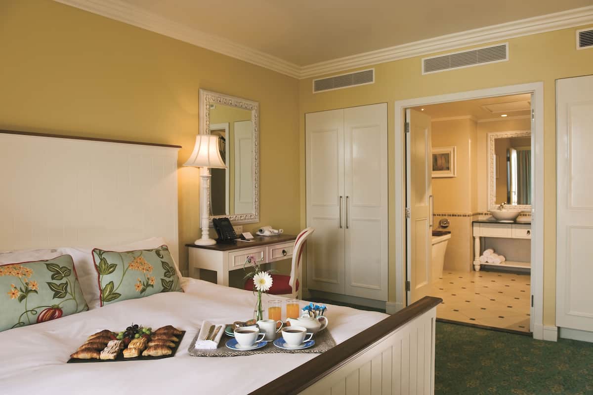 Superior Luxury Suite | Minibar, in-room safe, desk, free cots/infant beds