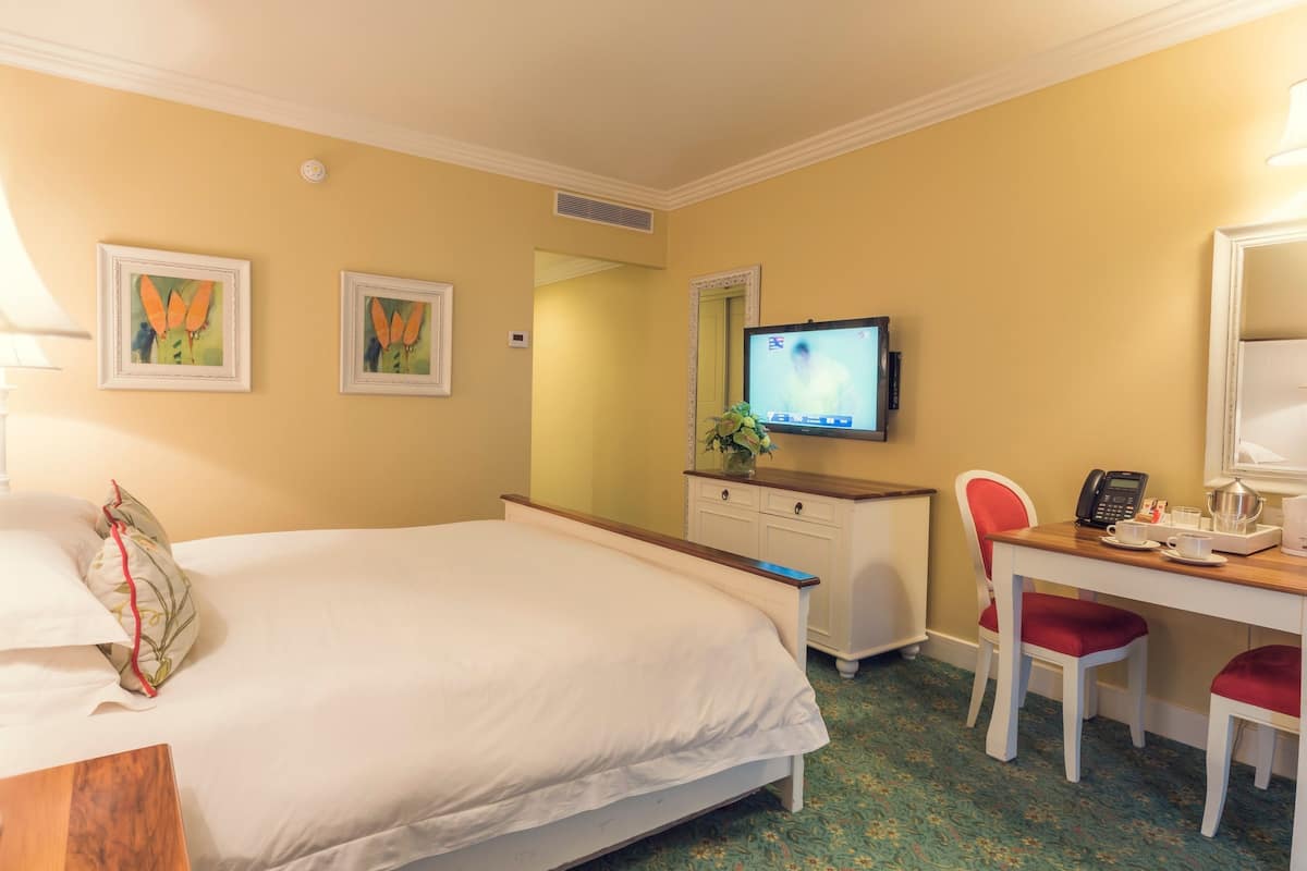 Minibar, in-room safe, desk, cribs (free)