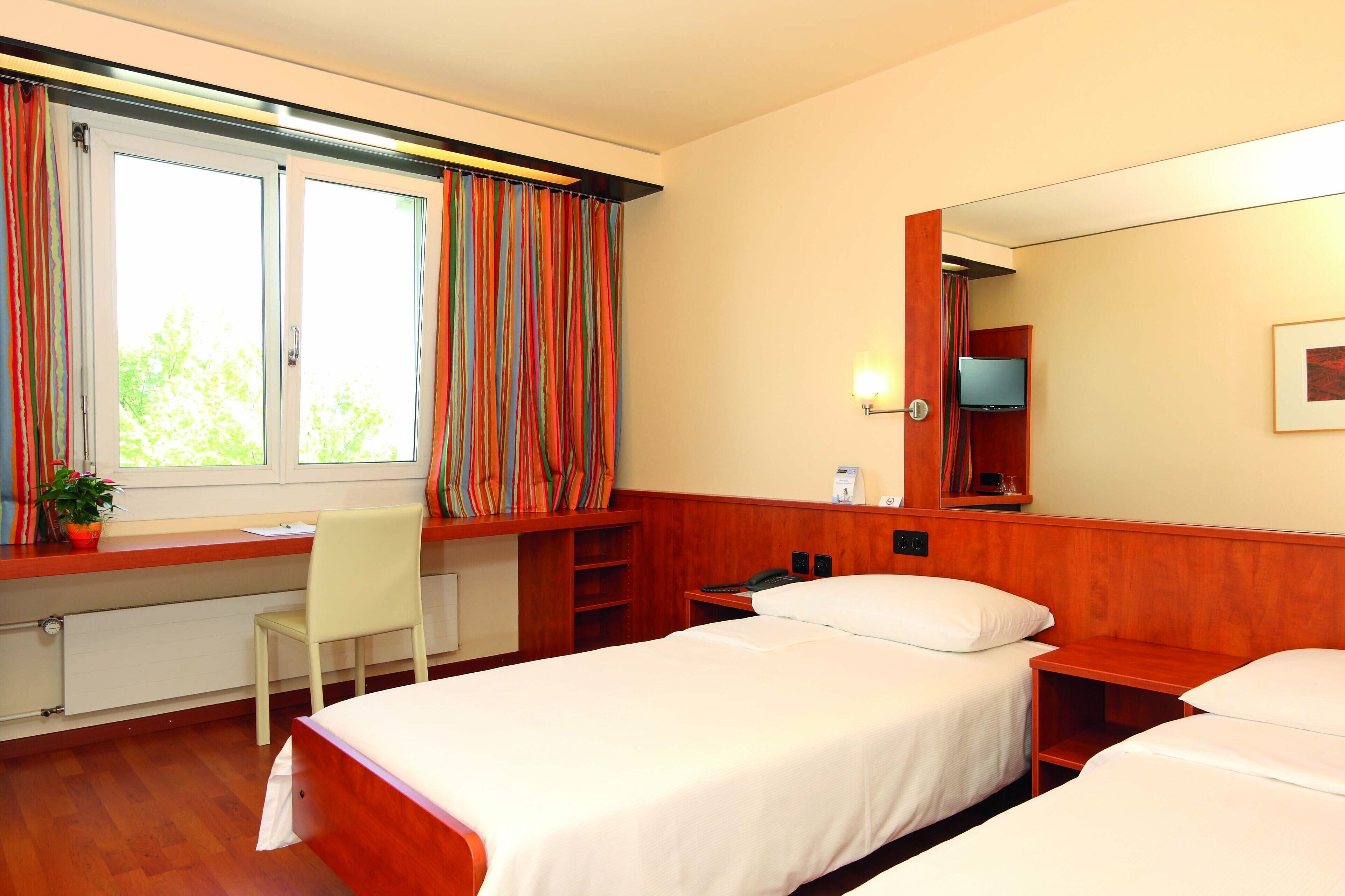 1 bedroom, hypo-allergenic bedding, minibar, in-room safe