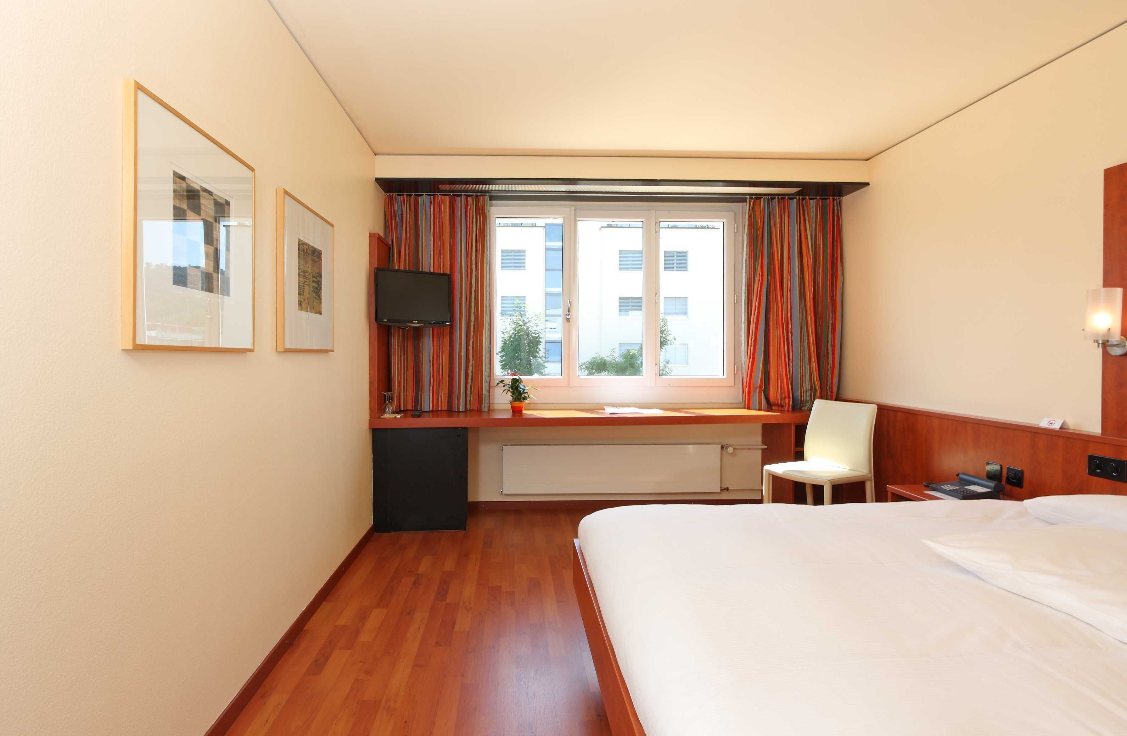 1 bedroom, hypo-allergenic bedding, minibar, in-room safe