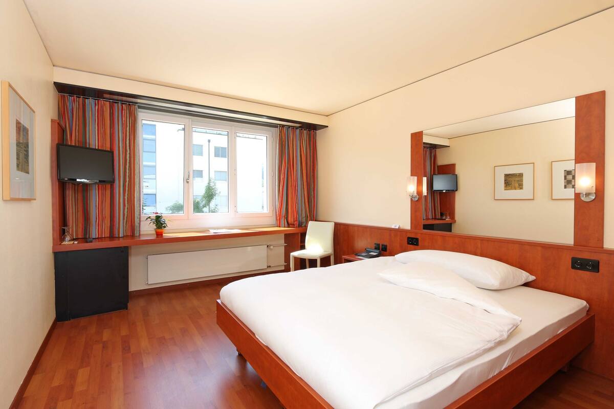 1 bedroom, hypo-allergenic bedding, minibar, in-room safe