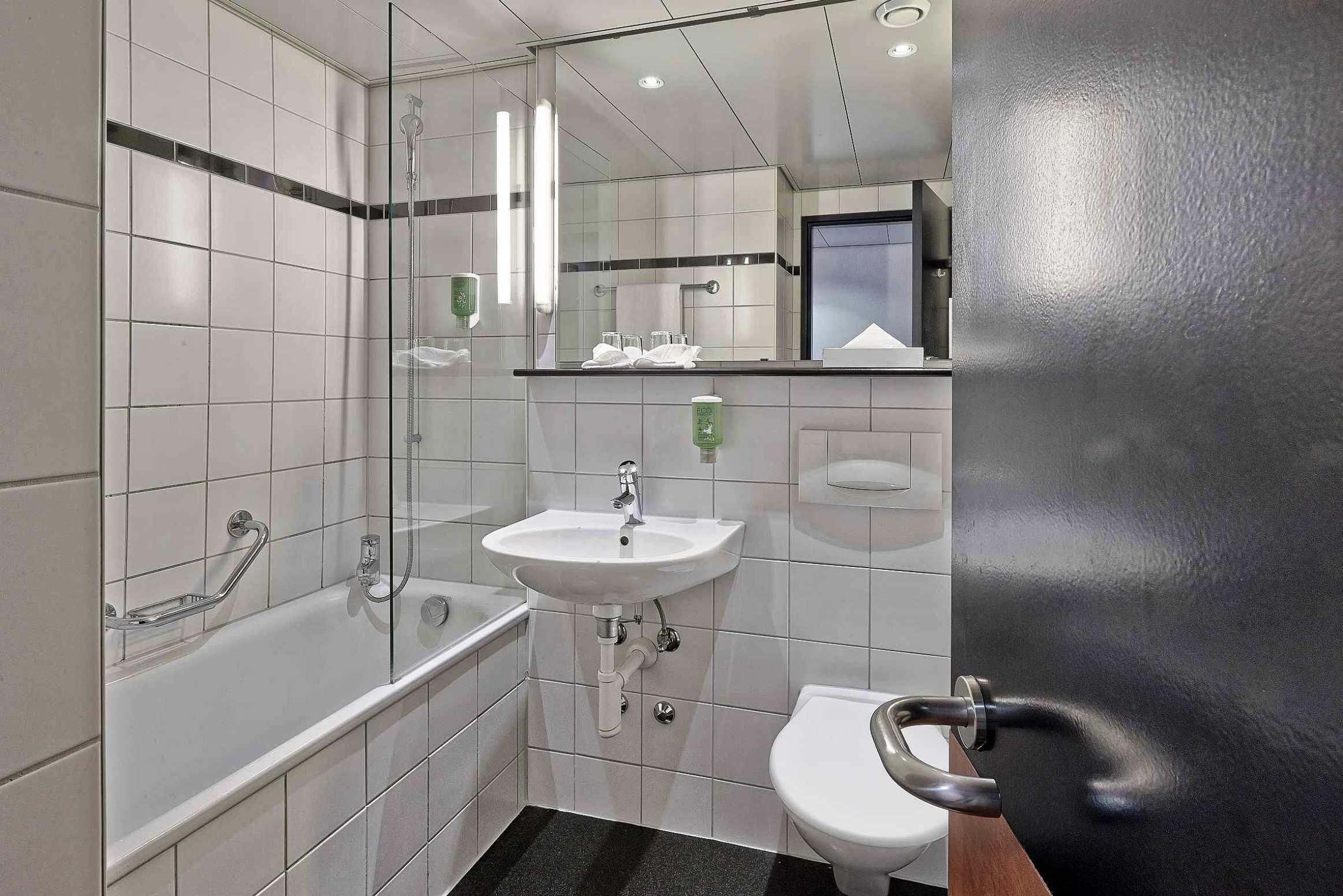 Standard Double Room | Bathroom | Hair dryer, towels, soap, shampoo