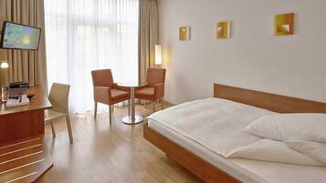 Standard-Doppelzimmer | Allergikerbettwaren, Minibar, Zimmersafe, Schreibtisch