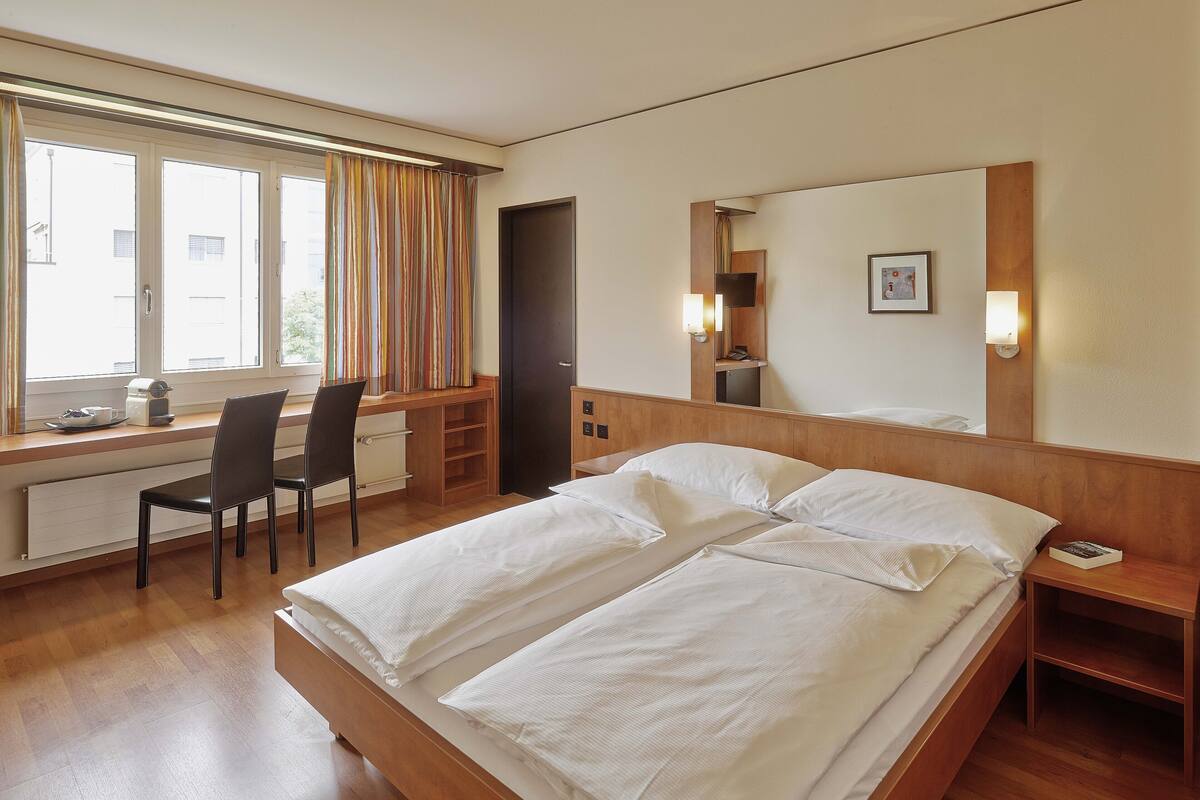 Hypo-allergenic bedding available, minibar, in-room safe, desk