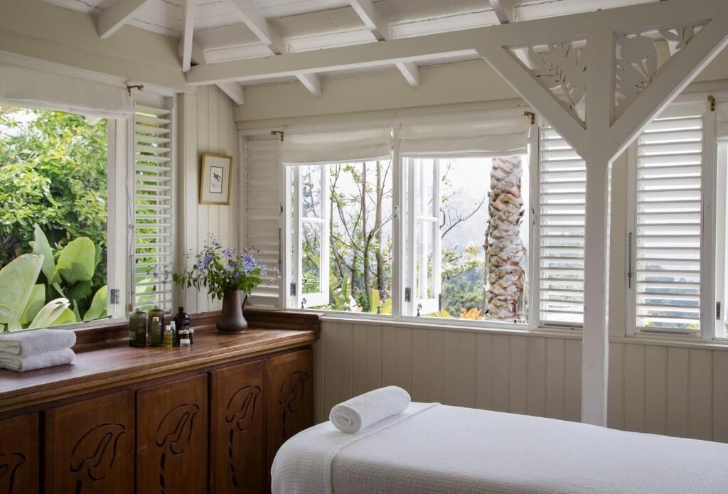 Massage đá nóng, massage mô sâu, massage thể thao, dịch vụ massage 