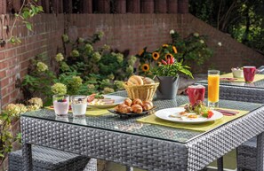 Petit déjeuner buffet (18 EUR par personne)