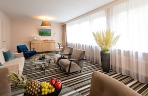 Surmatelas, minibar, décoration personnalisée, bureau