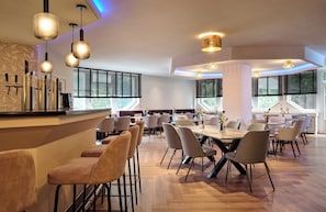 Breakfast, lunch, dinner served; Irish cuisine  - Leonardo Hotel Hamburg Elbbruecken (Hamburg)