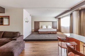 Caja de seguridad en la habitación y escritorio 