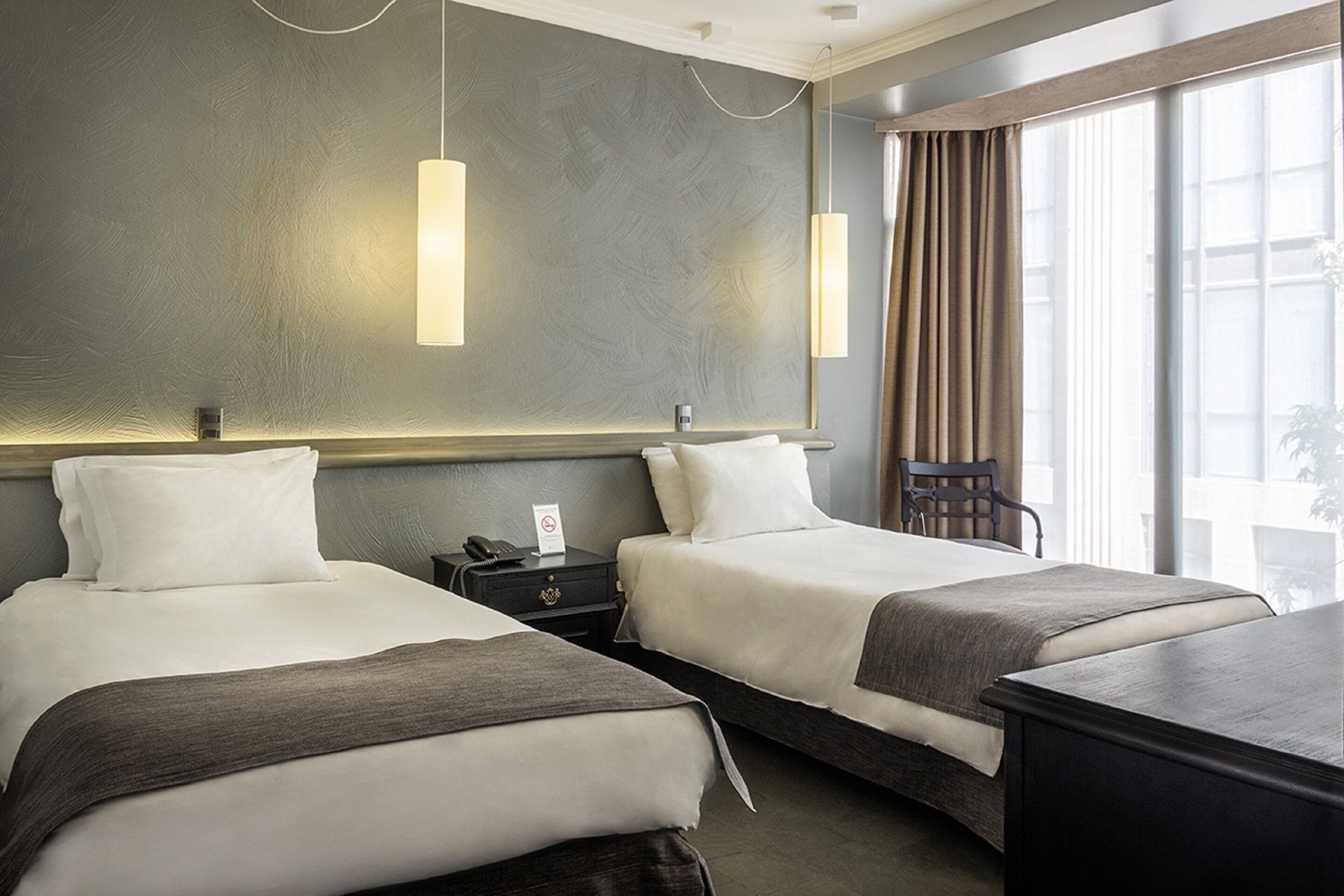 Duntäcken, värdeförvaringsskåp på rummet och skrivbord