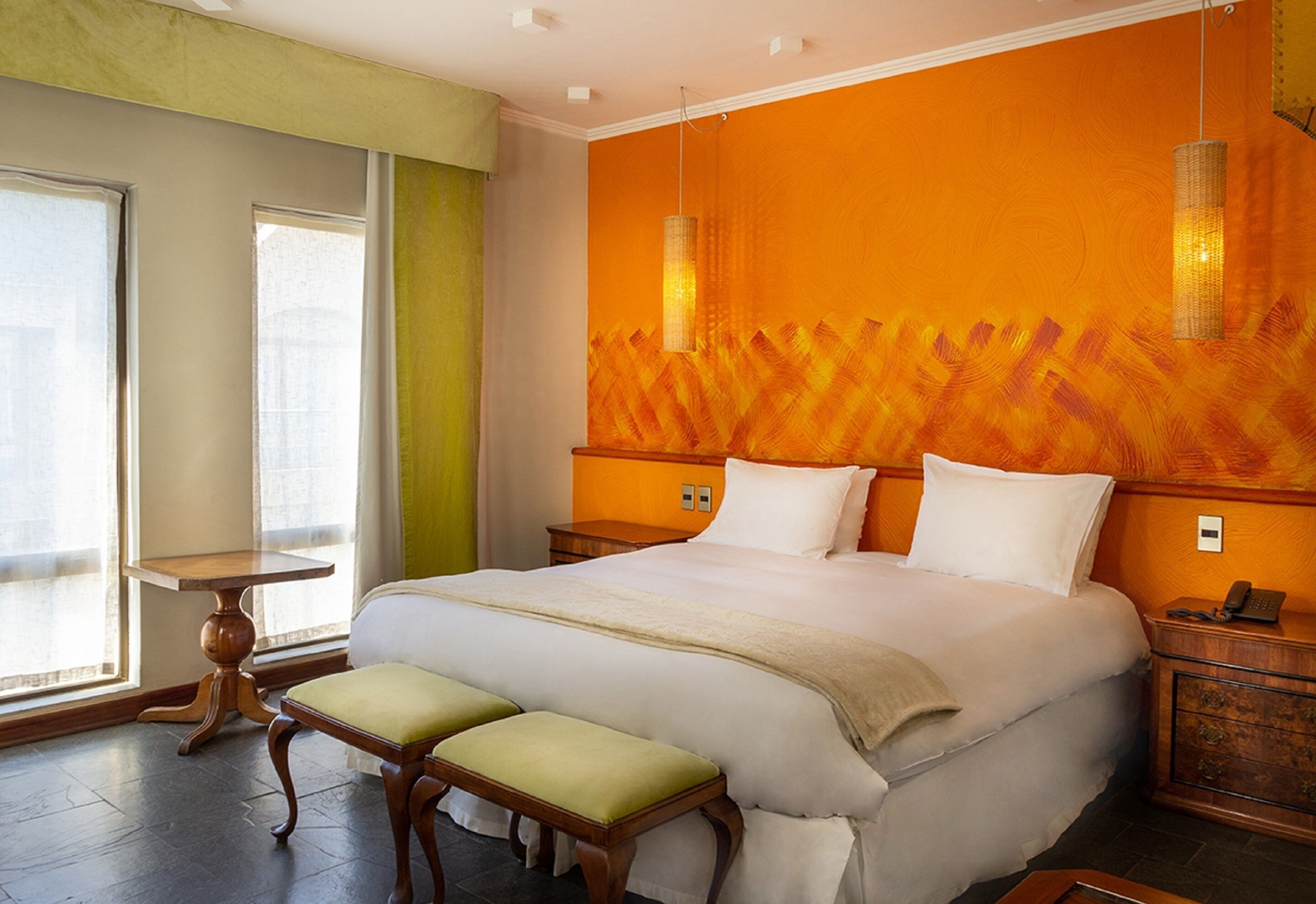 Duntäcken, värdeförvaringsskåp på rummet och skrivbord