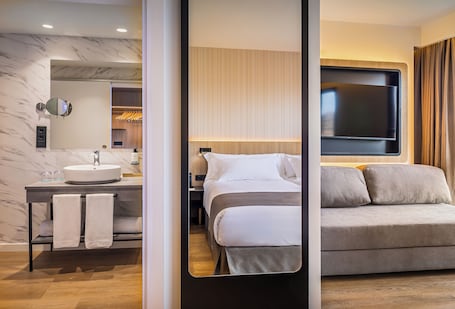 Premium bedding, minibar, in-room safe, individually furnished. Occidental Pamplona