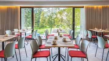 Se ofrece un desayuno bufé (17 EUR por persona)