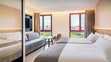 Sengetøy av topp kvalitet, minibar og safe på rommet