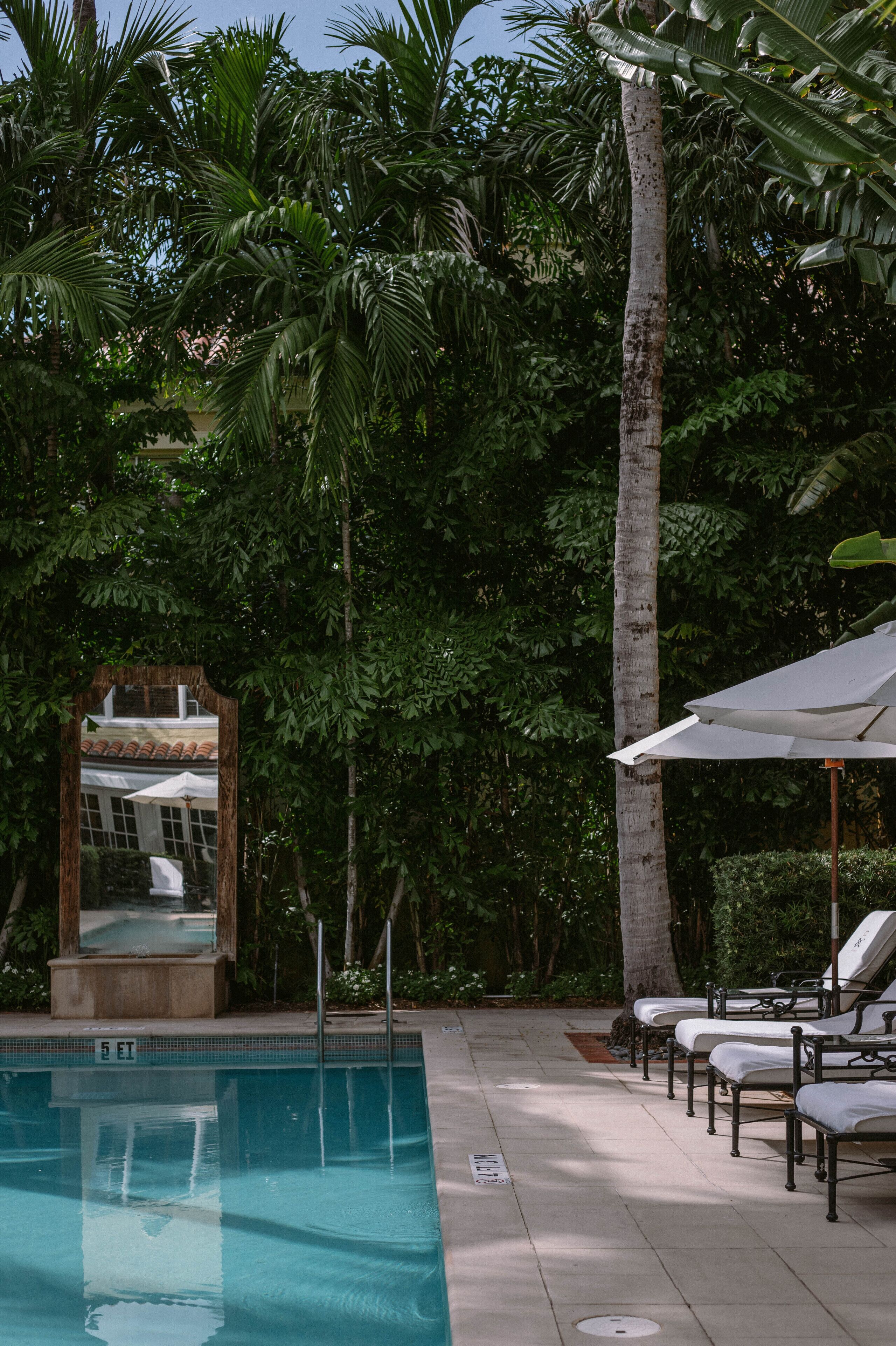 Außenpool, Sonnenschirme, Liegestühle